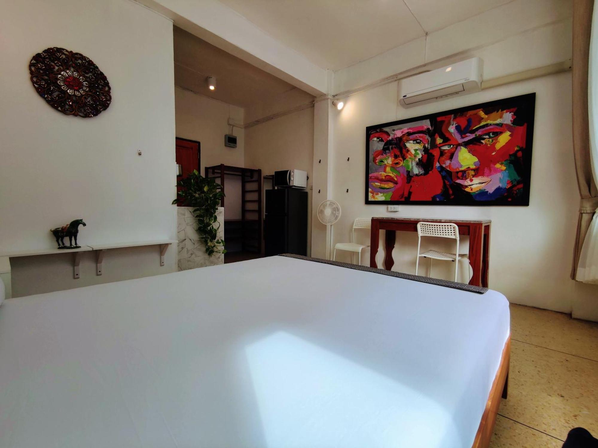 Lumphini 5 Train Station Center Ensuite Aircon *