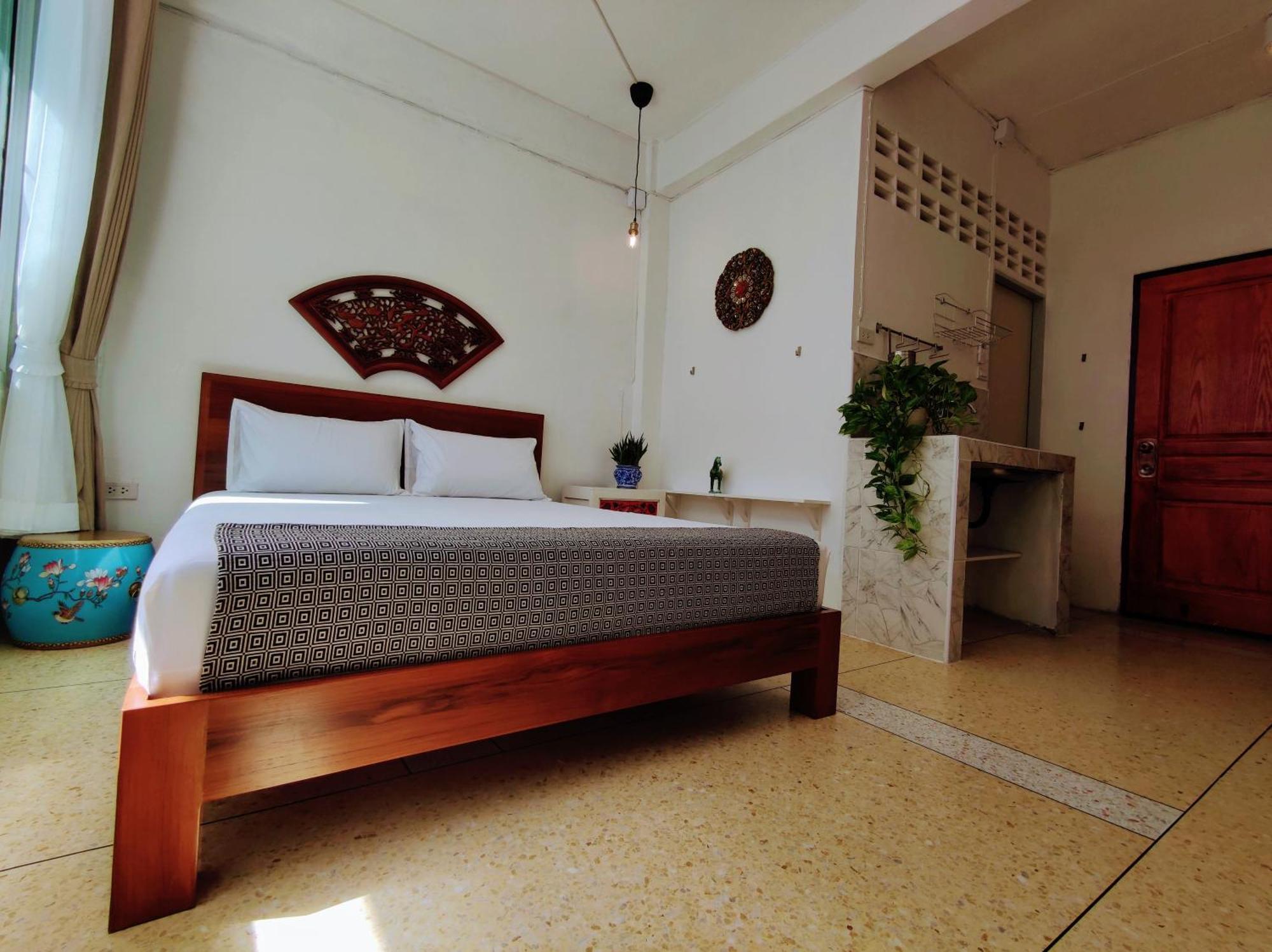 Lumphini 5 Train Station Center Ensuite Aircon * Bangkok