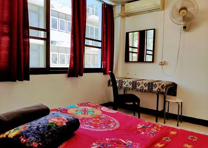 Lumphini 5 Train Station Center Ensuite Aircon