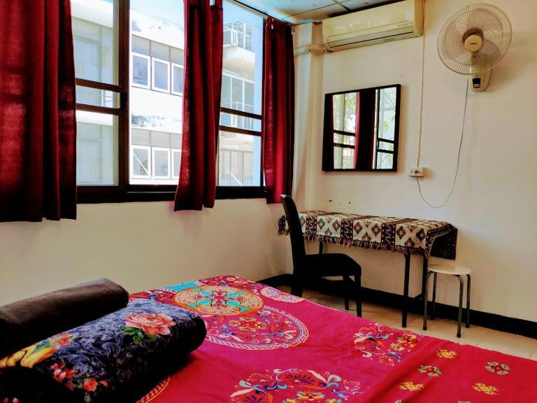 Lumphini 5 Train Station Center Ensuite Aircon