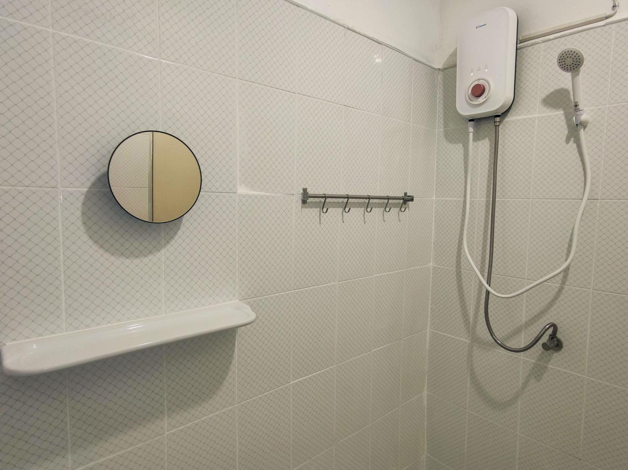 Lumphini 5 Train Station Center Ensuite Aircon *